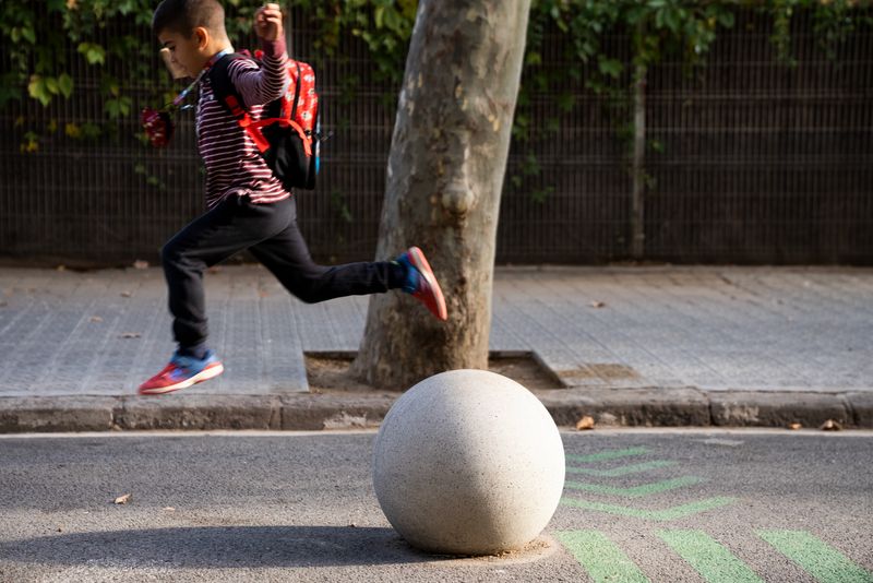 <div class='imageHoverDetail'>
             <p class='imageHoverTitle twoLineBreak'>Un nen salta d'una esfera de ciment  davant de l'Escola Antoni Brusi, un dels...</p>
             <p class='imageHoverAutor oneLineBreak'>Autor: Paula Jaume</p>
             <button class='imageHoverBtn'>Mostra els detalls de la imatge <span class='sr-only'>Un nen salta d'una esfera de ciment  davant de l'Escola Antoni Brusi, un dels...</span></button>
             </div>