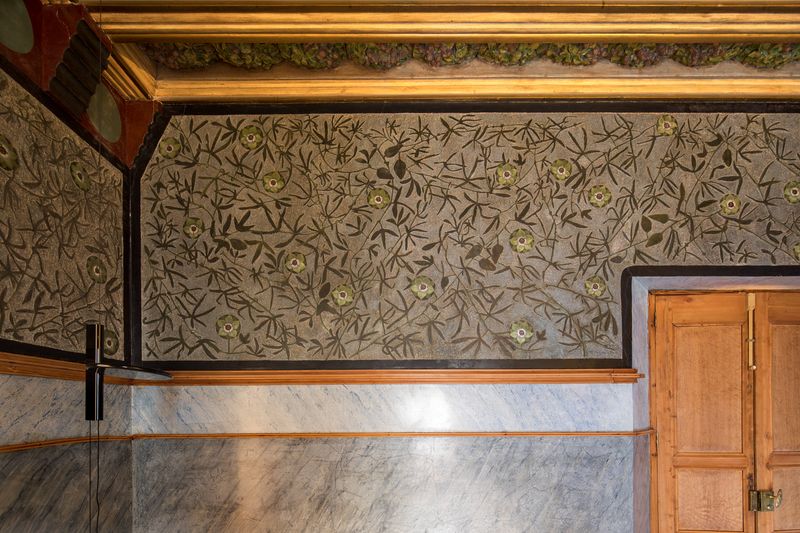 <div class='imageHoverDetail'>
             <p class='imageHoverTitle twoLineBreak'>Casa Vicens. Biblioteca amb estucs de decoració vegetal a les parets</p>
             <p class='imageHoverAutor oneLineBreak'>Autor: Pepe Navarro</p>
             <button class='imageHoverBtn'>Mostra els detalls de la imatge <span class='sr-only'>Casa Vicens. Biblioteca amb estucs de decoració vegetal a les parets</span></button>
             </div>