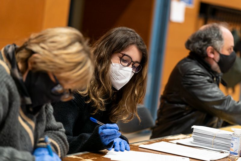 <div class='imageHoverDetail'>
             <p class='imageHoverTitle twoLineBreak'>Membres d'una mesa registren la participació d'un ciutadà a una de les meses ...</p>
             <p class='imageHoverAutor oneLineBreak'>Autor: Martí Petit</p>
             <button class='imageHoverBtn'>Mostra els detalls de la imatge <span class='sr-only'>Membres d'una mesa registren la participació d'un ciutadà a una de les meses ...</span></button>
             </div>