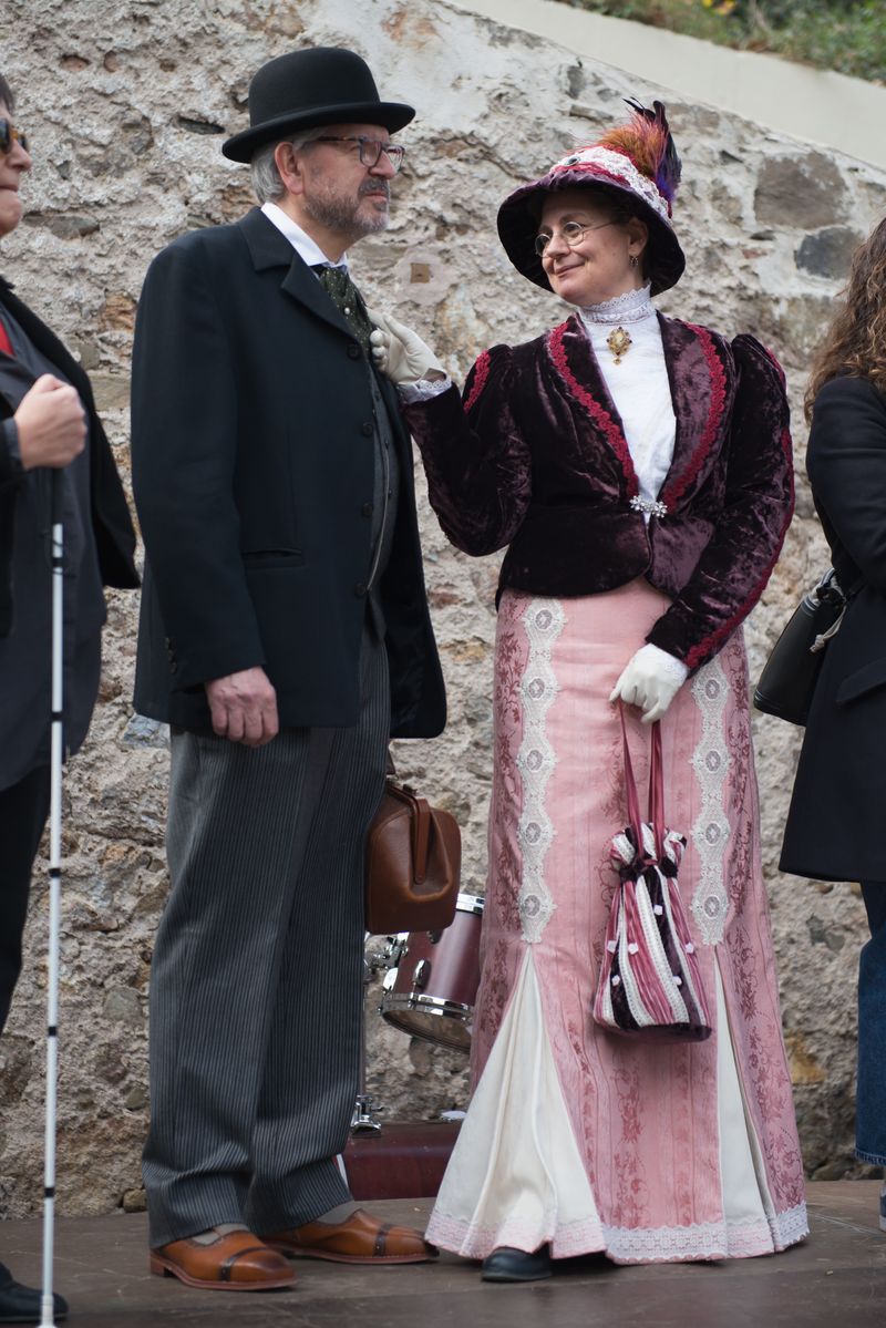 <div class='imageHoverDetail'>
             <p class='imageHoverTitle twoLineBreak'>Dues persones vestides d'època</p>
             <p class='imageHoverAutor oneLineBreak'>Autor: Ceci Fimia</p>
             <button class='imageHoverBtn'>Mostra els detalls de la imatge <span class='sr-only'>Dues persones vestides d'època</span></button>
             </div>