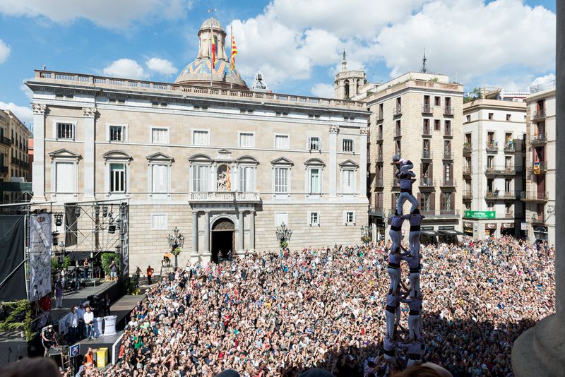 <div class='imageHoverDetail'>
             <p class='imageHoverTitle twoLineBreak'>Vista aèria de la plaça de Sant Jaume, plena de gent, durant la històrica Dia...</p>
             <p class='imageHoverAutor oneLineBreak'>Autor: Ceci Fimia</p>
             <button class='imageHoverBtn'>Mostra els detalls de la imatge <span class='sr-only'>Vista aèria de la plaça de Sant Jaume, plena de gent, durant la històrica Dia...</span></button>
             </div>