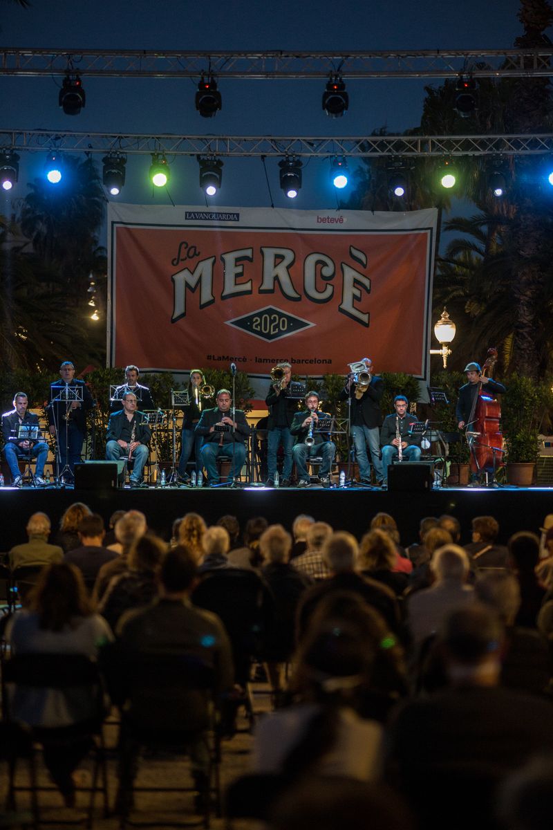 <div class='imageHoverDetail'>
             <p class='imageHoverTitle twoLineBreak'>Audició de sardanes amb la Cobla Lluïsos al Moll de la Fusta amb motiu de la ...</p>
             <p class='imageHoverAutor oneLineBreak'>Autor: Carles Palacio</p>
             <button class='imageHoverBtn'>Mostra els detalls de la imatge <span class='sr-only'>Audició de sardanes amb la Cobla Lluïsos al Moll de la Fusta amb motiu de la ...</span></button>
             </div>