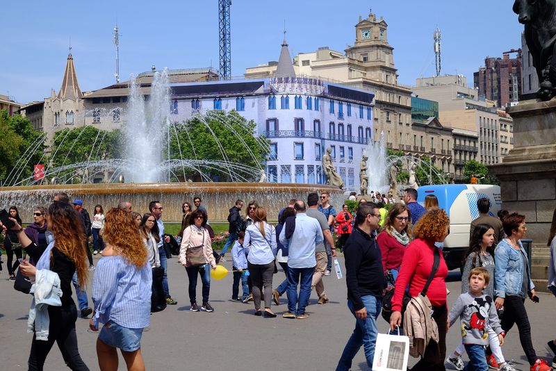 <div class='imageHoverDetail'>
             <p class='imageHoverTitle twoLineBreak'>Diada de Sant Jordi. Plaça de Catalunya</p>
             <p class='imageHoverAutor oneLineBreak'>Autor: Vicente Zambrano González</p>
             <button class='imageHoverBtn'>Mostra els detalls de la imatge <span class='sr-only'>Diada de Sant Jordi. Plaça de Catalunya</span></button>
             </div>
