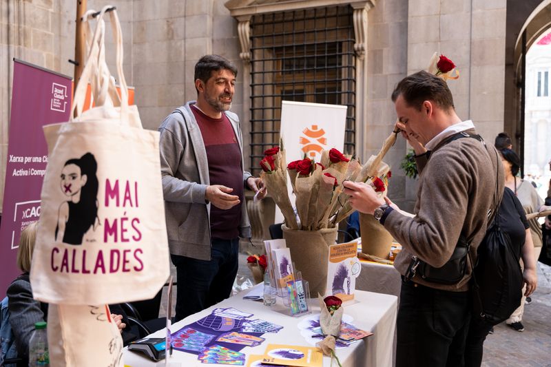 <div class='imageHoverDetail'>
             <p class='imageHoverTitle twoLineBreak'>Un home compra una rosa a la parada de roses solidàries contra la violència m...</p>
             <p class='imageHoverAutor oneLineBreak'>Autor: Mònica Moreno</p>
             <button class='imageHoverBtn'>Mostra els detalls de la imatge <span class='sr-only'>Un home compra una rosa a la parada de roses solidàries contra la violència m...</span></button>
             </div>