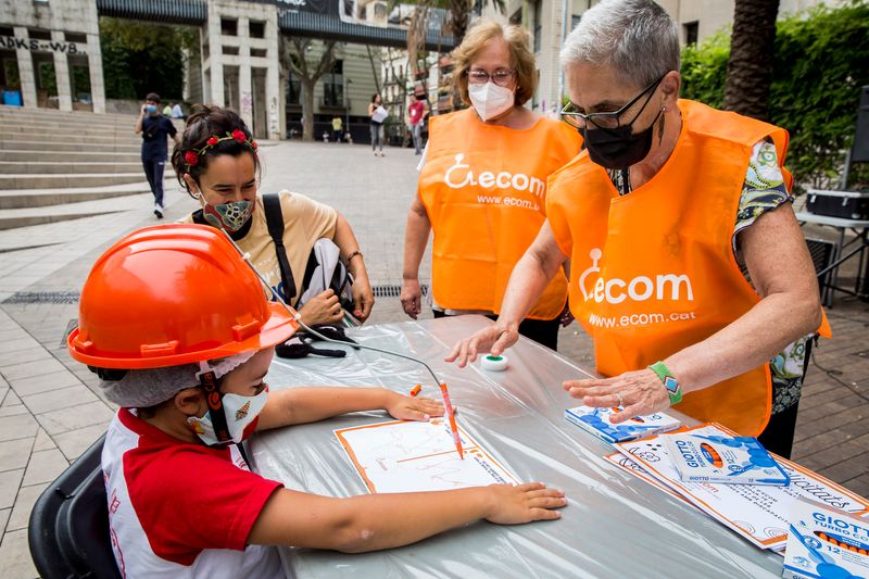 <div class='imageHoverDetail'>
             <p class='imageHoverTitle twoLineBreak'>Uns infants participen en una de les activitats de l'Ecom a la Festa de l'Ass...</p>
             <p class='imageHoverAutor oneLineBreak'>Autor: Pere Virgili</p>
             <button class='imageHoverBtn'>Mostra els detalls de la imatge <span class='sr-only'>Uns infants participen en una de les activitats de l'Ecom a la Festa de l'Ass...</span></button>
             </div>