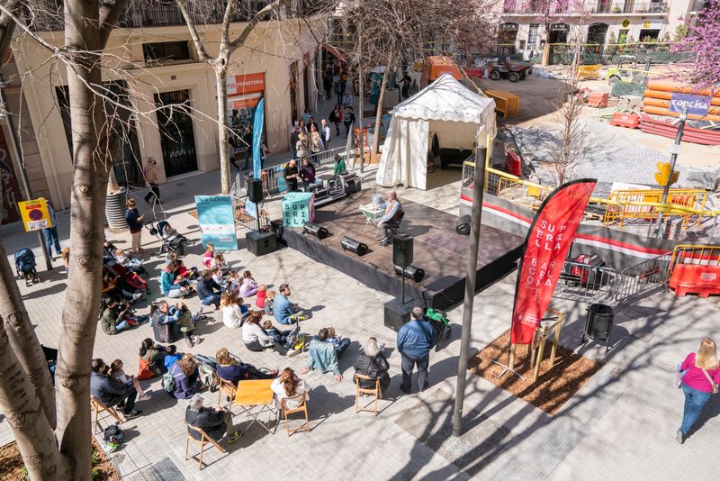 <div class='imageHoverDetail'>
             <p class='imageHoverTitle twoLineBreak'>Fotografia en alçada del carrer de Rocafort, entre Consell de Cent i el carre...</p>
             <p class='imageHoverAutor oneLineBreak'>Autor: Daniel Bartolomé</p>
             <button class='imageHoverBtn'>Mostra els detalls de la imatge <span class='sr-only'>Fotografia en alçada del carrer de Rocafort, entre Consell de Cent i el carre...</span></button>
             </div>