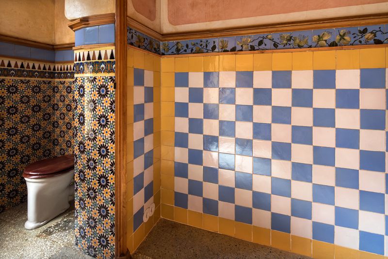 <div class='imageHoverDetail'>
             <p class='imageHoverTitle twoLineBreak'>Casa Vicens. Bany</p>
             <p class='imageHoverAutor oneLineBreak'>Autor: Pepe Navarro</p>
             <button class='imageHoverBtn'>Mostra els detalls de la imatge <span class='sr-only'>Casa Vicens. Bany</span></button>
             </div>