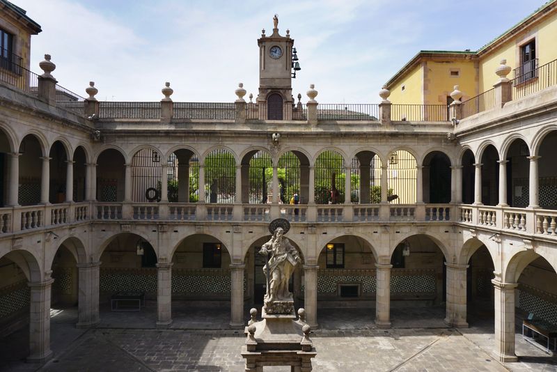 <div class='imageHoverDetail'>
             <p class='imageHoverTitle twoLineBreak'>Casa de Convalescència. Pati i estàtua</p>
             <p class='imageHoverAutor oneLineBreak'>Autor: Vicente Zambrano González</p>
             <button class='imageHoverBtn'>Mostra els detalls de la imatge <span class='sr-only'>Casa de Convalescència. Pati i estàtua</span></button>
             </div>
