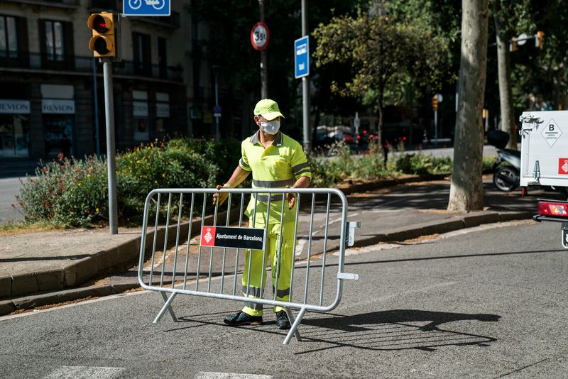 <div class='imageHoverDetail'>
             <p class='imageHoverTitle twoLineBreak'>Un treballador col·loca una tanca al lateral de l'avinguda Diagonal a prop de...</p>
             <p class='imageHoverAutor oneLineBreak'>Autor: Mònica Moreno</p>
             <button class='imageHoverBtn'>Mostra els detalls de la imatge <span class='sr-only'>Un treballador col·loca una tanca al lateral de l'avinguda Diagonal a prop de...</span></button>
             </div>