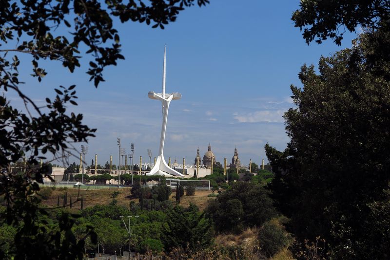 <div class='imageHoverDetail'>
             <p class='imageHoverTitle twoLineBreak'>Anella Olímpica vista des del castell de Port</p>
             <p class='imageHoverAutor oneLineBreak'>Autor: Vicente Zambrano González</p>
             <button class='imageHoverBtn'>Mostra els detalls de la imatge <span class='sr-only'>Anella Olímpica vista des del castell de Port</span></button>
             </div>