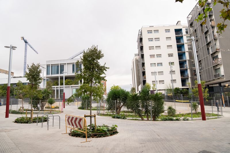 <div class='imageHoverDetail'>
             <p class='imageHoverTitle twoLineBreak'>Centre de l'eix verd de la cruïlla entre els carrers dels Almogàvers i Zamora...</p>
             <p class='imageHoverAutor oneLineBreak'>Autor: Àlex Losada</p>
             <button class='imageHoverBtn'>Mostra els detalls de la imatge <span class='sr-only'>Centre de l'eix verd de la cruïlla entre els carrers dels Almogàvers i Zamora...</span></button>
             </div>