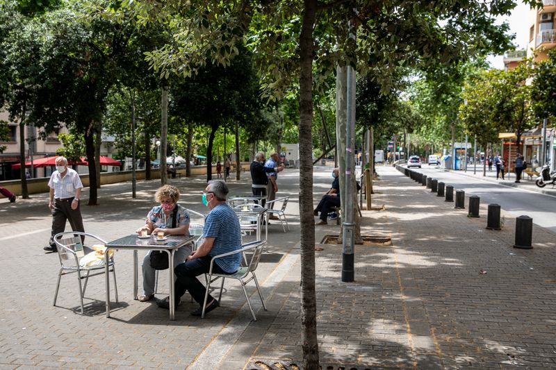 <div class='imageHoverDetail'>
             <p class='imageHoverTitle twoLineBreak'>Una parella està asseguda en una terrassa de la via Júlia amb les mascaretes ...</p>
             <p class='imageHoverAutor oneLineBreak'>Autor: Edu Bayer</p>
             <button class='imageHoverBtn'>Mostra els detalls de la imatge <span class='sr-only'>Una parella està asseguda en una terrassa de la via Júlia amb les mascaretes ...</span></button>
             </div>