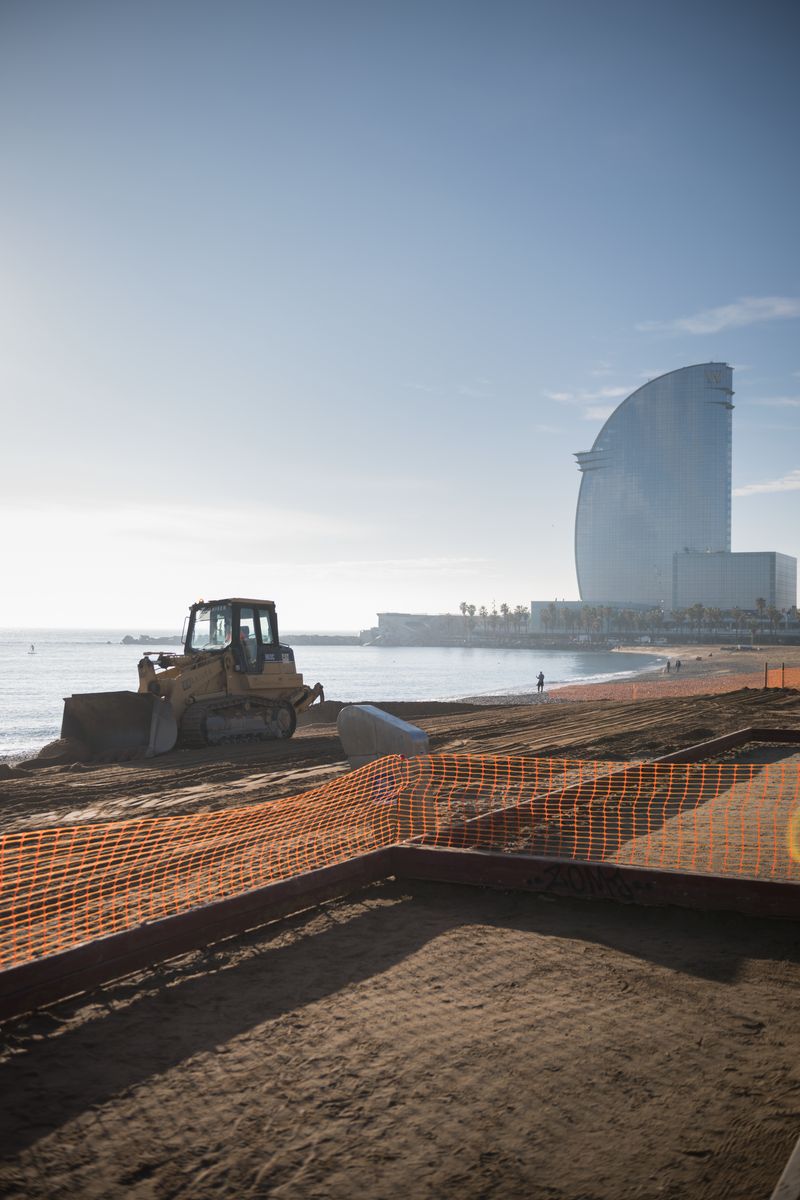 <div class='imageHoverDetail'>
             <p class='imageHoverTitle twoLineBreak'>Excavadora per a l'aportació a la platja de Sant Sebastià amb l'Hotel W al fons</p>
             <p class='imageHoverAutor oneLineBreak'>Autor: Ceci Fimia</p>
             <button class='imageHoverBtn'>Mostra els detalls de la imatge <span class='sr-only'>Excavadora per a l'aportació a la platja de Sant Sebastià amb l'Hotel W al fons</span></button>
             </div>