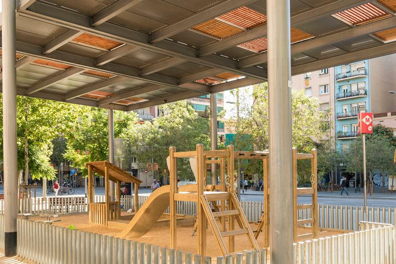 <div class='imageHoverDetail'>
             <p class='imageHoverTitle twoLineBreak'>Àrea de jocs infantils sota la pèrgola</p>
             <p class='imageHoverAutor oneLineBreak'>Autor: Sebastià Rambla</p>
             <button class='imageHoverBtn'>Mostra els detalls de la imatge <span class='sr-only'>Àrea de jocs infantils sota la pèrgola</span></button>
             </div>