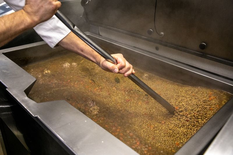 <div class='imageHoverDetail'>
             <p class='imageHoverTitle twoLineBreak'>Un cuiner remena una gran olla industrial amb llenties</p>
             <p class='imageHoverAutor oneLineBreak'>Autor: Edu Bayer</p>
             <button class='imageHoverBtn'>Mostra els detalls de la imatge <span class='sr-only'>Un cuiner remena una gran olla industrial amb llenties</span></button>
             </div>