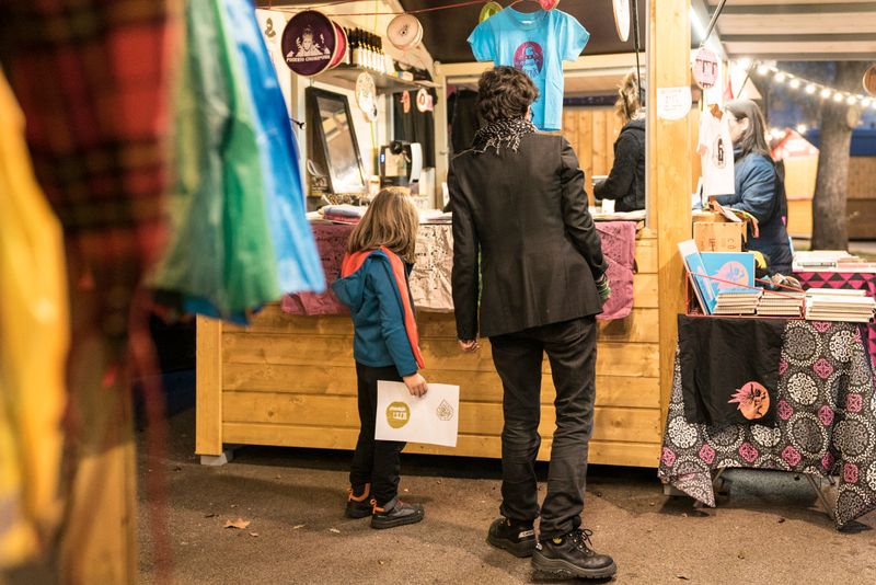 <div class='imageHoverDetail'>
             <p class='imageHoverTitle twoLineBreak'>Un parell de compradors mirant una de les parades de la Fira de Consum Respon...</p>
             <p class='imageHoverAutor oneLineBreak'>Autor: Carlota Serarols</p>
             <button class='imageHoverBtn'>Mostra els detalls de la imatge <span class='sr-only'>Un parell de compradors mirant una de les parades de la Fira de Consum Respon...</span></button>
             </div>