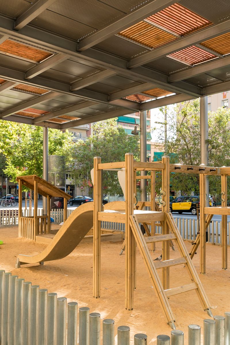 <div class='imageHoverDetail'>
             <p class='imageHoverTitle twoLineBreak'>Àrea de jocs infantils sota la pèrgola</p>
             <p class='imageHoverAutor oneLineBreak'>Autor: Sebastià Rambla</p>
             <button class='imageHoverBtn'>Mostra els detalls de la imatge <span class='sr-only'>Àrea de jocs infantils sota la pèrgola</span></button>
             </div>