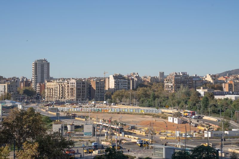 <div class='imageHoverDetail'>
             <p class='imageHoverTitle twoLineBreak'>Vista de la part central de la plaça de les Glòries Catalanes. Per la Gran Vi...</p>
             <p class='imageHoverAutor oneLineBreak'>Autor: Mariona Gil</p>
             <button class='imageHoverBtn'>Mostra els detalls de la imatge <span class='sr-only'>Vista de la part central de la plaça de les Glòries Catalanes. Per la Gran Vi...</span></button>
             </div>