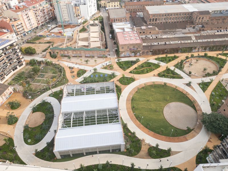 
             Vista aérea del parque de Can Batlló donde se ve la explanada central, el hue...
             Autor: Martí Petit
             Ver los detalles de la imagen Vista aérea del parque de Can Batlló donde se ve la explanada central, el hue...
             