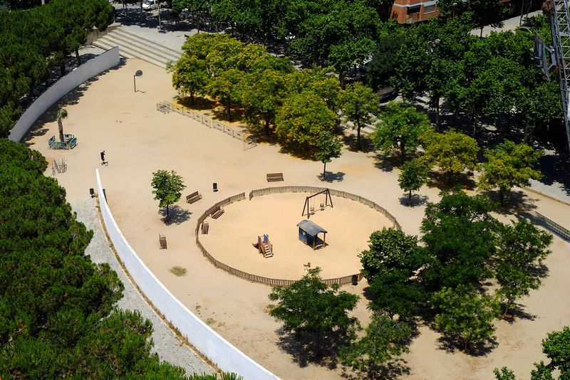 
             Vista parcial de la plaça de la Palmera de Sant Martí
             Autor: Vicente Zambrano
             Mostra els detalls de la imatge Vista parcial de la plaça de la Palmera de Sant Martí
             