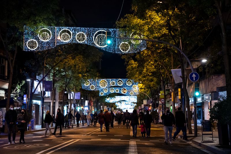 <div class='imageHoverDetail'>
             <p class='imageHoverTitle twoLineBreak'>Gent passejant pel carrer de la Creu Coberta tancat al trànsit durant l’“Obri...</p>
             <p class='imageHoverAutor oneLineBreak'>Autor: Mariona Gil</p>
             <button class='imageHoverBtn'>Mostra els detalls de la imatge <span class='sr-only'>Gent passejant pel carrer de la Creu Coberta tancat al trànsit durant l’“Obri...</span></button>
             </div>