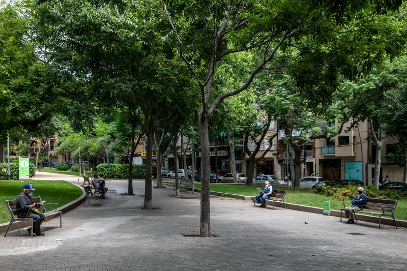 <div class='imageHoverDetail'>
             <p class='imageHoverTitle twoLineBreak'>Jardins de Llucmajor amb uns homes grans asseguts cadascú en un banc i una pa...</p>
             <p class='imageHoverAutor oneLineBreak'>Autor: Edu Bayer</p>
             <button class='imageHoverBtn'>Mostra els detalls de la imatge <span class='sr-only'>Jardins de Llucmajor amb uns homes grans asseguts cadascú en un banc i una pa...</span></button>
             </div>