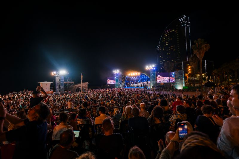 <div class='imageHoverDetail'>
             <p class='imageHoverTitle twoLineBreak'>Ambient al concert de "Clàssica a la platja" dirigit per Gustavo Dudamel en e...</p>
             <p class='imageHoverAutor oneLineBreak'>Autor: Elena Pastor</p>
             <button class='imageHoverBtn'>Mostra els detalls de la imatge <span class='sr-only'>Ambient al concert de "Clàssica a la platja" dirigit per Gustavo Dudamel en e...</span></button>
             </div>