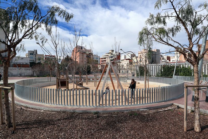 <div class='imageHoverDetail'>
             <p class='imageHoverTitle twoLineBreak'>Tram de Trinxant al parc del Camp de l'Arpa</p>
             <p class='imageHoverAutor oneLineBreak'>Autor: Vicente Zambrano González</p>
             <button class='imageHoverBtn'>Mostra els detalls de la imatge <span class='sr-only'>Tram de Trinxant al parc del Camp de l'Arpa</span></button>
             </div>