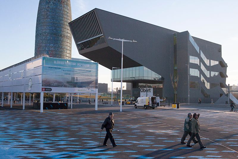 <div class='imageHoverDetail'>
             <p class='imageHoverTitle twoLineBreak'>Persones creuant la Plaça de les Glòries Catalanes amb el Museu del Disseny i...</p>
             <p class='imageHoverAutor oneLineBreak'>Autor: Paola de Grenet</p>
             <button class='imageHoverBtn'>Mostra els detalls de la imatge <span class='sr-only'>Persones creuant la Plaça de les Glòries Catalanes amb el Museu del Disseny i...</span></button>
             </div>
