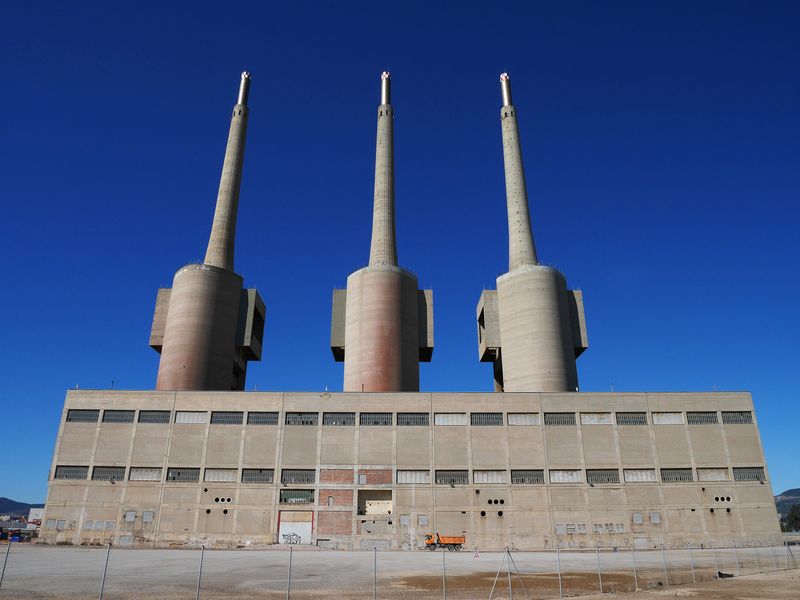 <div class='imageHoverDetail'>
             <p class='imageHoverTitle twoLineBreak'>Les Tres Xemeneis, Tèrmica de Sant Adrià de Besòs</p>
             <p class='imageHoverAutor oneLineBreak'>Autor: Vicente Zambrano González</p>
             <button class='imageHoverBtn'>Mostra els detalls de la imatge <span class='sr-only'>Les Tres Xemeneis, Tèrmica de Sant Adrià de Besòs</span></button>
             </div>