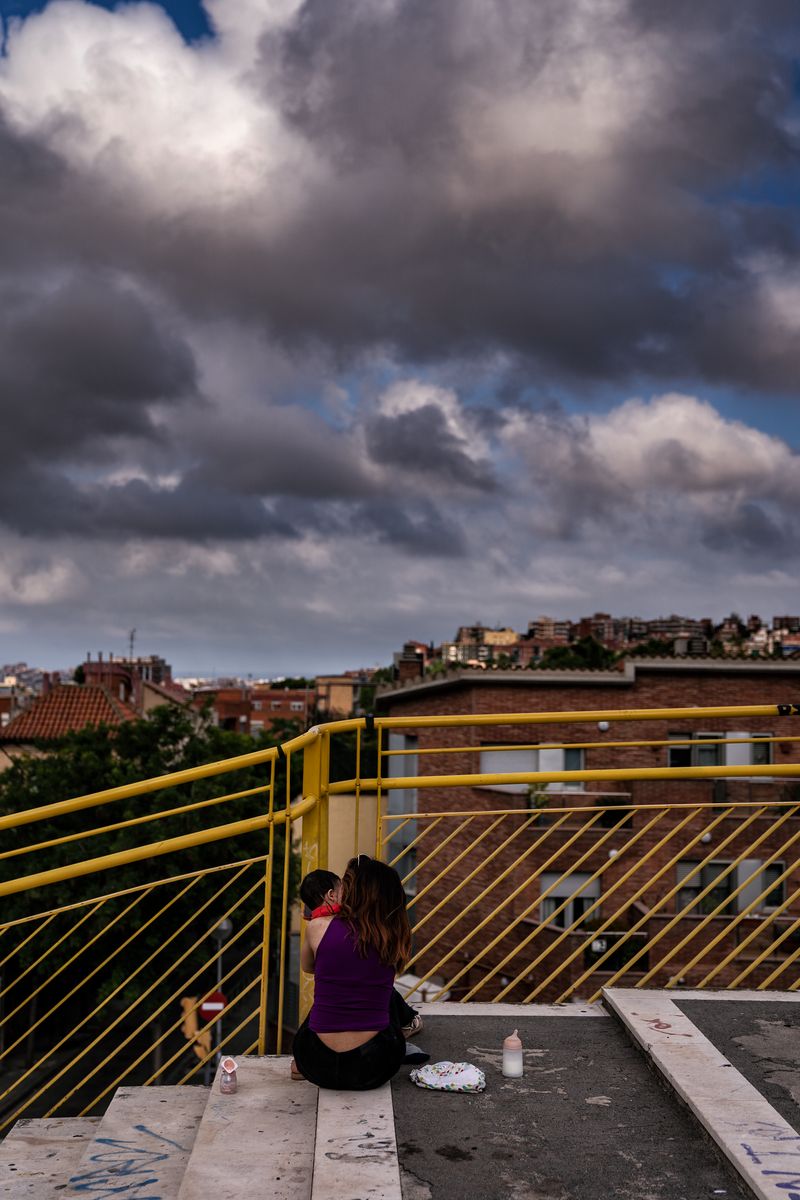 <div class='imageHoverDetail'>
             <p class='imageHoverTitle twoLineBreak'>Una dona dona menjar al seu bebè a la rambla del Carmel. El cel està molt enn...</p>
             <p class='imageHoverAutor oneLineBreak'>Autor: Laura Guerrero</p>
             <button class='imageHoverBtn'>Mostra els detalls de la imatge <span class='sr-only'>Una dona dona menjar al seu bebè a la rambla del Carmel. El cel està molt enn...</span></button>
             </div>