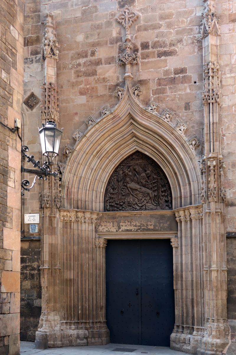 <div class='imageHoverDetail'>
             <p class='imageHoverTitle twoLineBreak'>Porta de la Pietat de la Catedral de Barcelona</p>
             <p class='imageHoverAutor oneLineBreak'>Autor: Vicente Zambrano González</p>
             <button class='imageHoverBtn'>Mostra els detalls de la imatge <span class='sr-only'>Porta de la Pietat de la Catedral de Barcelona</span></button>
             </div>