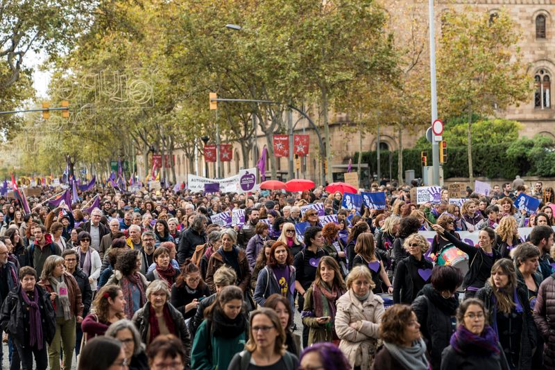 <div class='imageHoverDetail'>
             <p class='imageHoverTitle twoLineBreak'>Participants a la manifestació del 25-N</p>
             <p class='imageHoverAutor oneLineBreak'>Autor: Marc Gómez</p>
             <button class='imageHoverBtn'>Mostra els detalls de la imatge <span class='sr-only'>Participants a la manifestació del 25-N</span></button>
             </div>