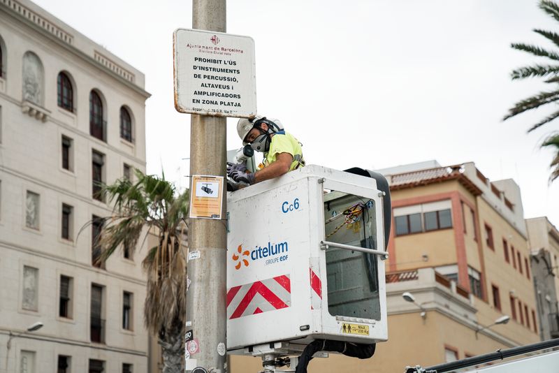 <div class='imageHoverDetail'>
             <p class='imageHoverTitle twoLineBreak'>Un operari dalt de la plataforma elevadora de la grua enganxa el cartell que ...</p>
             <p class='imageHoverAutor oneLineBreak'>Autor: Clara Soler Chopo</p>
             <button class='imageHoverBtn'>Mostra els detalls de la imatge <span class='sr-only'>Un operari dalt de la plataforma elevadora de la grua enganxa el cartell que ...</span></button>
             </div>