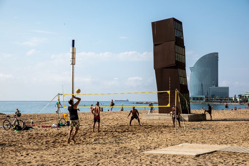 <div class='imageHoverDetail'>
             <p class='imageHoverTitle twoLineBreak'>Grup d'amics practicant voleibol de platja al costat de l'"Estel ferit" a la ...</p>
             <p class='imageHoverAutor oneLineBreak'>Autor: Edu Bayer</p>
             <button class='imageHoverBtn'>Mostra els detalls de la imatge <span class='sr-only'>Grup d'amics practicant voleibol de platja al costat de l'"Estel ferit" a la ...</span></button>
             </div>