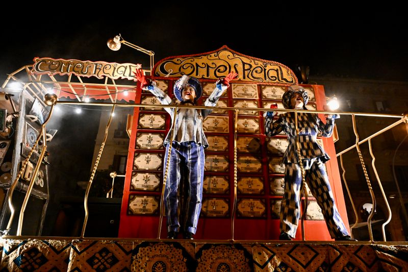 <div class='imageHoverDetail'>
             <p class='imageHoverTitle twoLineBreak'>Dos patges carters a la carrossa de Correus Reials durant la Cavalcada dels R...</p>
             <p class='imageHoverAutor oneLineBreak'>Autor: Pep Herrero</p>
             <button class='imageHoverBtn'>Mostra els detalls de la imatge <span class='sr-only'>Dos patges carters a la carrossa de Correus Reials durant la Cavalcada dels R...</span></button>
             </div>