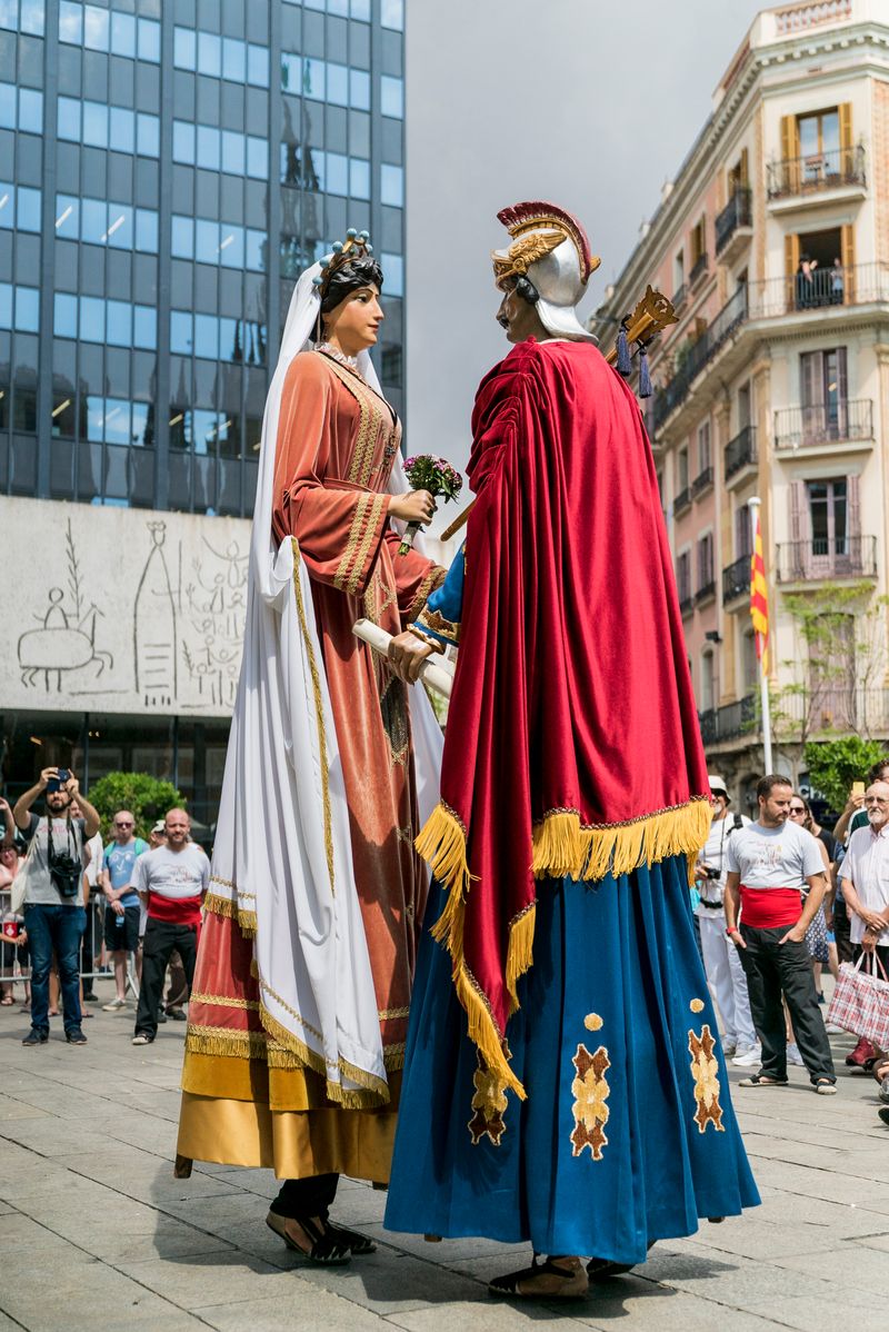 <div class='imageHoverDetail'>
             <p class='imageHoverTitle twoLineBreak'>Ball dels Gegants nous de Sant Roc de la Plaça Nova davant del COAC</p>
             <p class='imageHoverAutor oneLineBreak'>Autor: Marc Gómez</p>
             <button class='imageHoverBtn'>Mostra els detalls de la imatge <span class='sr-only'>Ball dels Gegants nous de Sant Roc de la Plaça Nova davant del COAC</span></button>
             </div>