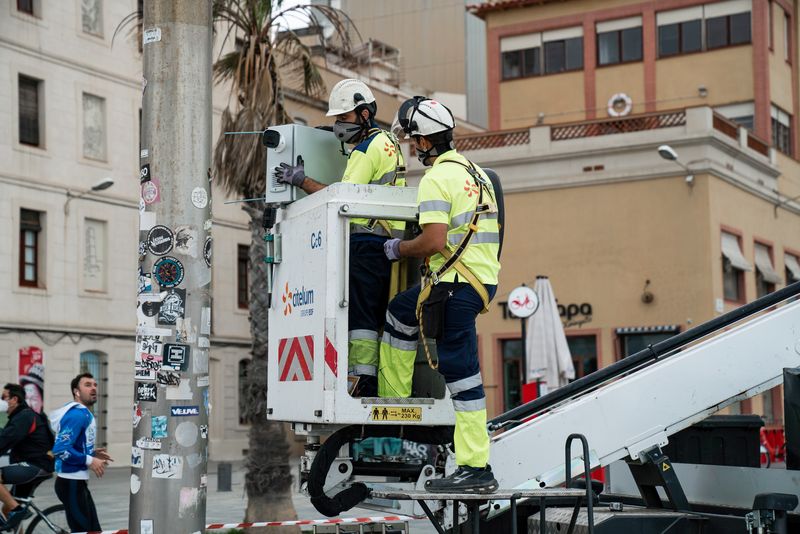 <div class='imageHoverDetail'>
             <p class='imageHoverTitle twoLineBreak'>Un operaris està enfilat a dalt de la cabina d'una grua elevadora per a insta...</p>
             <p class='imageHoverAutor oneLineBreak'>Autor: Clara Soler Chopo</p>
             <button class='imageHoverBtn'>Mostra els detalls de la imatge <span class='sr-only'>Un operaris està enfilat a dalt de la cabina d'una grua elevadora per a insta...</span></button>
             </div>