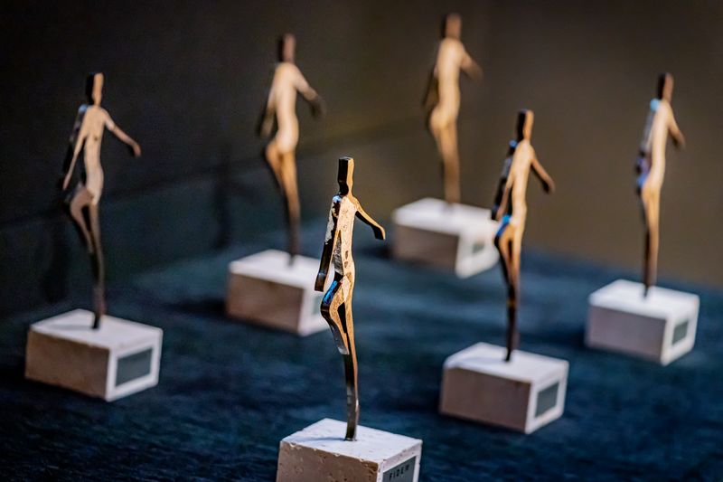 <div class='imageHoverDetail'>
             <p class='imageHoverTitle twoLineBreak'>Estatuetes dels premis FIDEM</p>
             <p class='imageHoverAutor oneLineBreak'>Autor: Laura Guerrero</p>
             <button class='imageHoverBtn'>Mostra els detalls de la imatge <span class='sr-only'>Estatuetes dels premis FIDEM</span></button>
             </div>