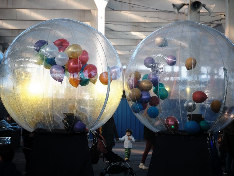 <div class='imageHoverDetail'>
             <p class='imageHoverTitle twoLineBreak'>Grans bombolles amb globus de colors del Parc de la Màgia de Nadal amb els in...</p>
             <p class='imageHoverAutor oneLineBreak'>Autor: Mariano Herrera</p>
             <button class='imageHoverBtn'>Mostra els detalls de la imatge <span class='sr-only'>Grans bombolles amb globus de colors del Parc de la Màgia de Nadal amb els in...</span></button>
             </div>