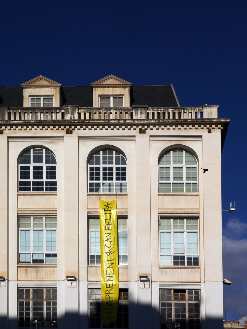 <div class='imageHoverDetail'>
             <p class='imageHoverTitle twoLineBreak'>Centre Cívic Can Felipa</p>
             <p class='imageHoverAutor oneLineBreak'>Autor: Vicente Zambrano</p>
             <button class='imageHoverBtn'>Mostra els detalls de la imatge <span class='sr-only'>Centre Cívic Can Felipa</span></button>
             </div>