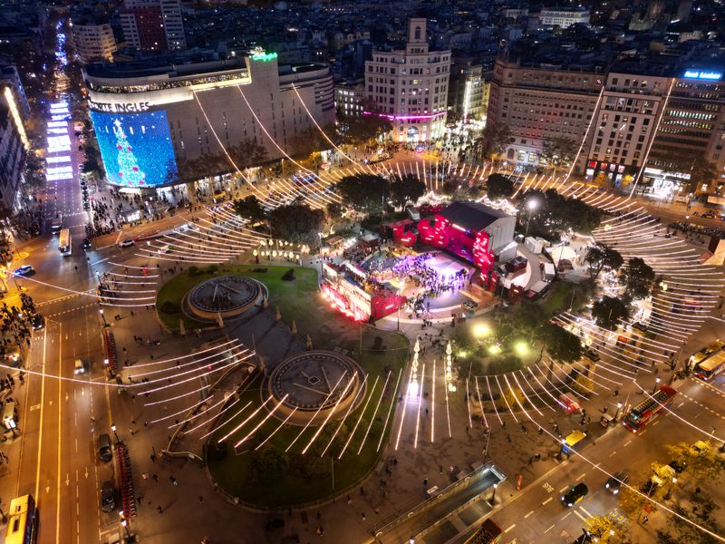 <div class='imageHoverDetail'>
             <p class='imageHoverTitle twoLineBreak'>Imatge aèria de la plaça de Catalunya durant el Festival de Nadal</p>
             <p class='imageHoverAutor oneLineBreak'>Autor: Annunzia</p>
             <button class='imageHoverBtn'>Mostra els detalls de la imatge <span class='sr-only'>Imatge aèria de la plaça de Catalunya durant el Festival de Nadal</span></button>
             </div>