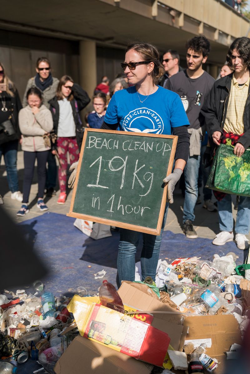 
             Mujer que muestra el cartel del número de kilos de basura recogidos en la pla...
             Autor: Mariona Gil
             Ver los detalles de la imagen Mujer que muestra el cartel del número de kilos de basura recogidos en la pla...
             