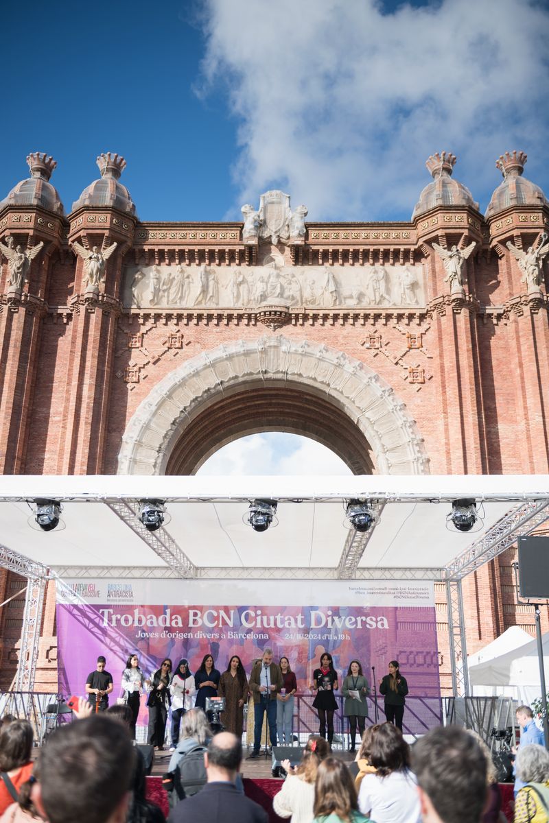 
             Escenari de la Trobada BCN Ciutat Diversa, sota l’Arc de Triomf amb espectado...
             Autor: Ceci Fimia
             Mostra els detalls de la imatge Escenari de la Trobada BCN Ciutat Diversa, sota l’Arc de Triomf amb espectado...
             