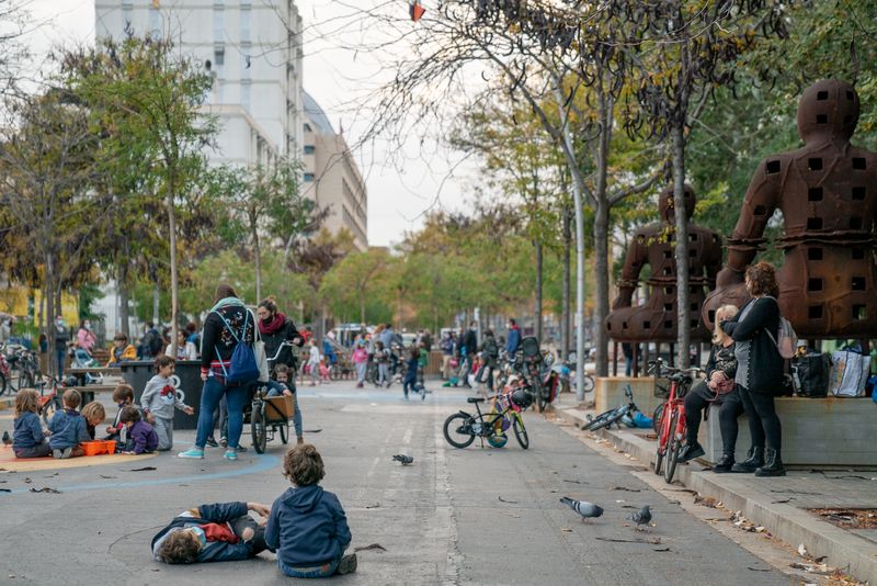 <div class='imageHoverDetail'>
             <p class='imageHoverTitle twoLineBreak'>Nens jugant a la superilla del Poblenou amb els seus familiars i les escultur...</p>
             <p class='imageHoverAutor oneLineBreak'>Autor: Clara Soler Chopo</p>
             <button class='imageHoverBtn'>Mostra els detalls de la imatge <span class='sr-only'>Nens jugant a la superilla del Poblenou amb els seus familiars i les escultur...</span></button>
             </div>