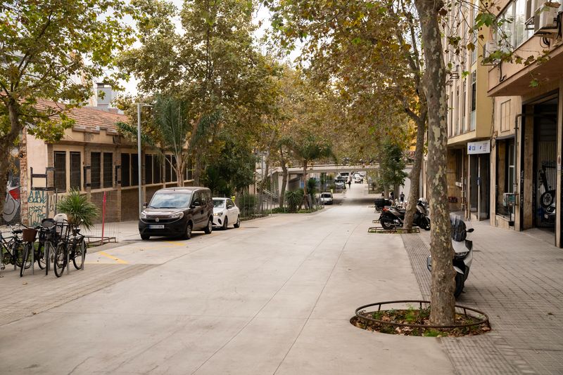 <div class='imageHoverDetail'>
             <p class='imageHoverTitle twoLineBreak'>Plataforma única al carrer de Zamora dins de les actuacions del nou eix verd ...</p>
             <p class='imageHoverAutor oneLineBreak'>Autor: Àlex Losada</p>
             <button class='imageHoverBtn'>Mostra els detalls de la imatge <span class='sr-only'>Plataforma única al carrer de Zamora dins de les actuacions del nou eix verd ...</span></button>
             </div>