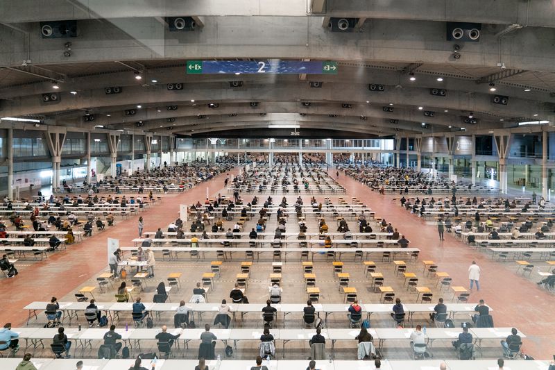 <div class='imageHoverDetail'>
             <p class='imageHoverTitle twoLineBreak'>Opositors asseguts fent l'examen d'entrada al cos de la Guàrdia Urbana</p>
             <p class='imageHoverAutor oneLineBreak'>Autor: Martí Petit</p>
             <button class='imageHoverBtn'>Mostra els detalls de la imatge <span class='sr-only'>Opositors asseguts fent l'examen d'entrada al cos de la Guàrdia Urbana</span></button>
             </div>