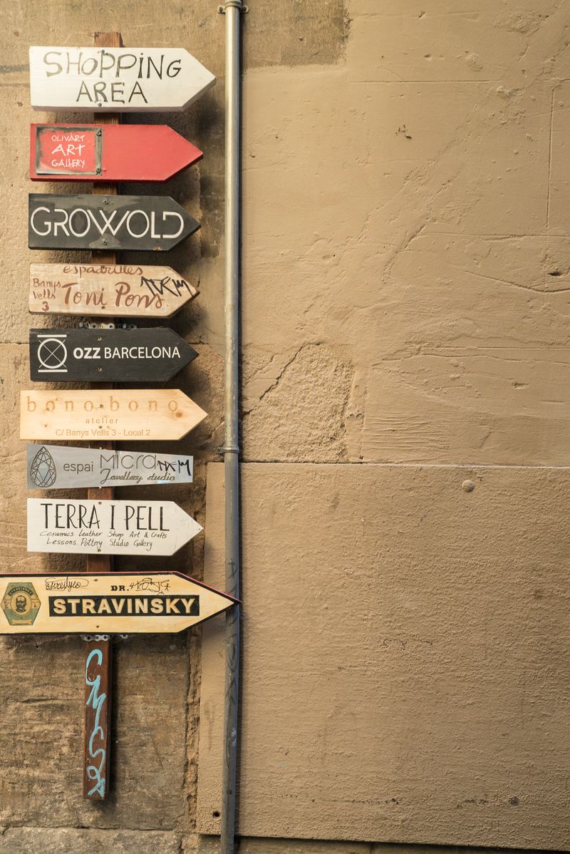 <div class='imageHoverDetail'>
             <p class='imageHoverTitle twoLineBreak'>Indicadors amb forma de fletxes de comerços diversos</p>
             <p class='imageHoverAutor oneLineBreak'>Autor: Clara Soler Chopo</p>
             <button class='imageHoverBtn'>Mostra els detalls de la imatge <span class='sr-only'>Indicadors amb forma de fletxes de comerços diversos</span></button>
             </div>