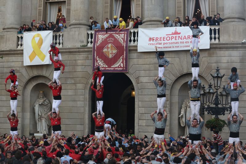 <div class='imageHoverDetail'>
             <p class='imageHoverTitle twoLineBreak'>Pilars dels Castellers de Barcelona i dels Castellers de Sants</p>
             <p class='imageHoverAutor oneLineBreak'>Autor: Laura Llach</p>
             <button class='imageHoverBtn'>Mostra els detalls de la imatge <span class='sr-only'>Pilars dels Castellers de Barcelona i dels Castellers de Sants</span></button>
             </div>
