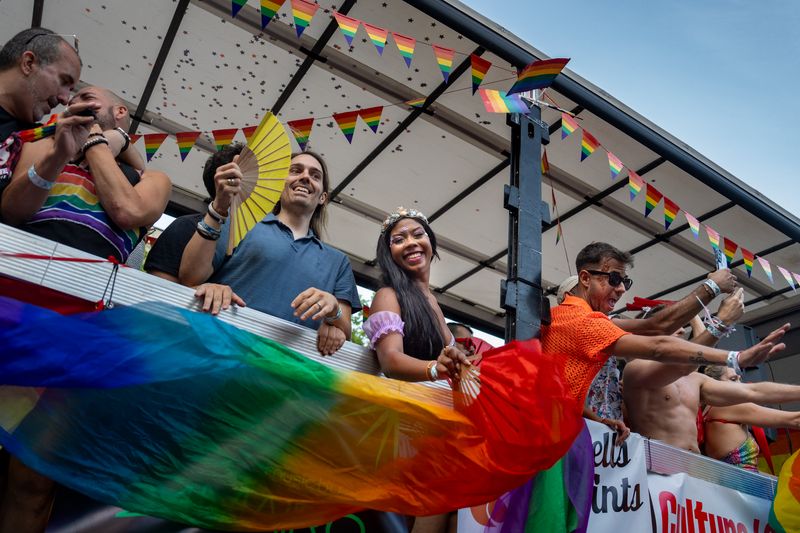 <div class='imageHoverDetail'>
             <p class='imageHoverTitle twoLineBreak'>Persones en un ambient festiu en una carrossa de la manifestació del Pride 2025</p>
             <p class='imageHoverAutor oneLineBreak'>Autor: Laura Guerrero</p>
             <button class='imageHoverBtn'>Mostra els detalls de la imatge <span class='sr-only'>Persones en un ambient festiu en una carrossa de la manifestació del Pride 2025</span></button>
             </div>